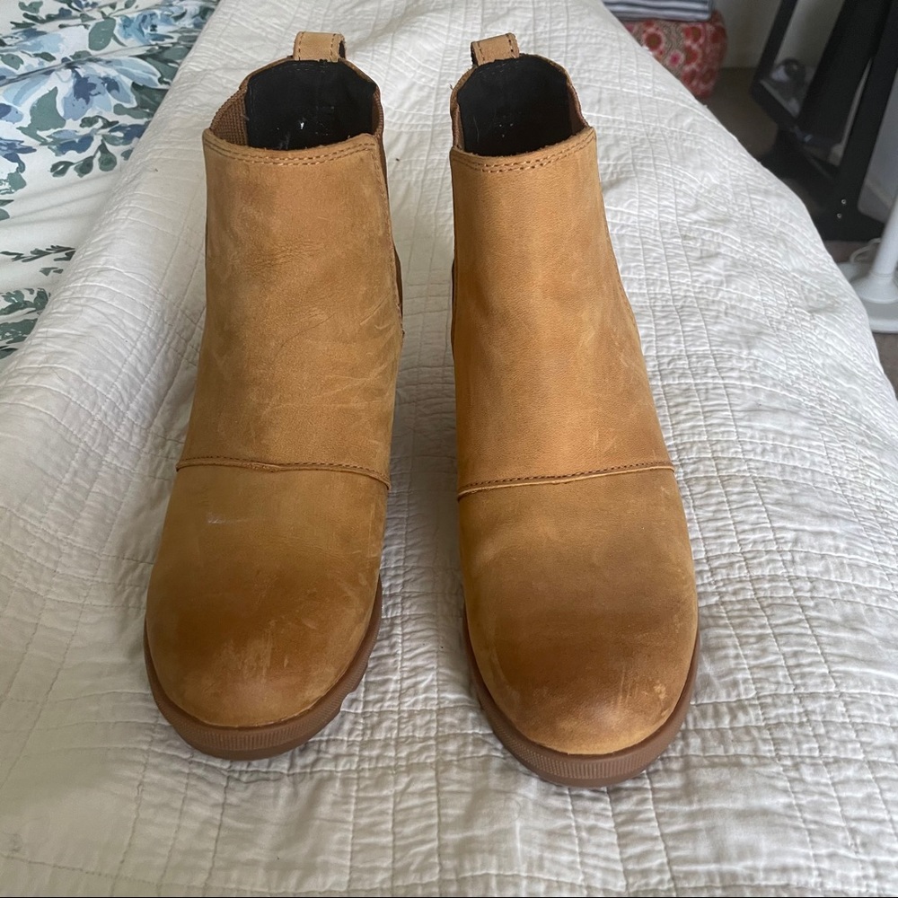 Sorel Joan of arctic wedge boots. Tan. Size 8